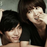 Song Hye Kyo kembali terlibat cinta lokasi dengan lawan mainnya saat membintangi drama Korea Worlds Within. Ia dipasangkan dengan Hyun Bin, pacar keduanya yang terungkap di hadapan publik. Foto: dok KBS