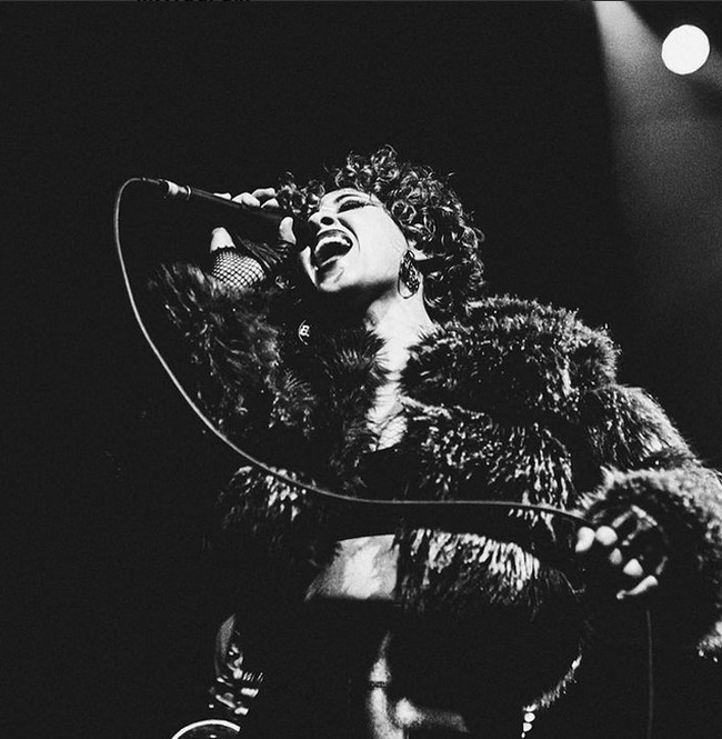 Band rock Brass Against sedang tampil di Welcome to Rockville, Daytona, AS, ketika vokalisnya, Sophia Urista, mengaku kebelet buang air kecil.“Aku mau kencing, tapi aku tak akan sempat kalau ke kamar mandi,” ujar Sophia seperti dikutip The Independent. Aksinya terekam dalam sebuah video yang viral. (Foto: Instagram/@sophiaurista)