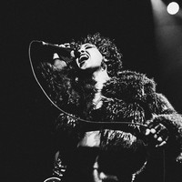 Band rock Brass Against sedang tampil di Welcome to Rockville, Daytona, AS, ketika vokalisnya, Sophia Urista, mengaku kebelet buang air kecil.“Aku mau kencing, tapi aku tak akan sempat kalau ke kamar mandi,” ujar Sophia seperti dikutip The Independent. Aksinya terekam dalam sebuah video yang viral. (Foto: Instagram/@sophiaurista)