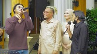 Pada momen itu, Rizky Febian juga terlihat bernyanyi bersama Rhoma Irama. Foto: dok. Instagram Rhoma Irama 