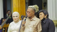 TERIMAKASIH BUAT @rizwanfadilah.a.s @nathalieholscher @rizkyfbian @putridelinaa @ferdy_fas YANG SUDAH MENDATANGKAN IDOLA AYAHNYA @rhoma_official, ucap Sule kepada anak-anak dan istrinya. Foto: dok. Instagram Rhoma Irama