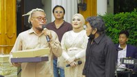 Mabruk alfa mabruk, saya doakan semoga di umur anda yang sekarang, anda tambah dekat kepada ALLAH Subhanahu Wa Taala, tambah berkah, tambah sukses dalam setiap aktivitas, sehat selalu dan panjang umur fi thoatillah serta bahagia minaddunya ilal akhirah. Aamiin Allahumma Aamiin, tulis Rhoma Irama untuk Sule. Foto: dok. Instagram Rhoma Irama 