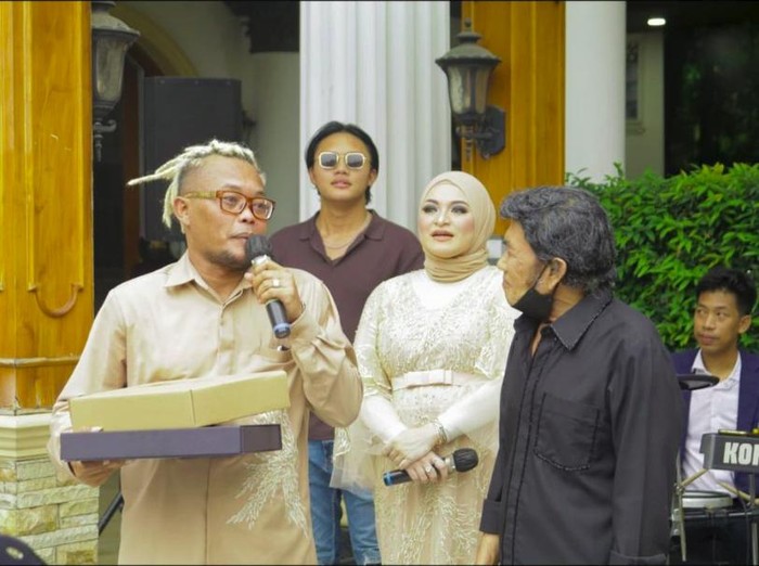 Sule Sule rayakan ulang tahunnya dan ulang tahun pernikahan