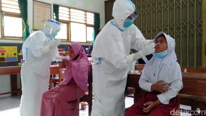 Tes swab PCR acak di kalangan pelajar SD di Bantul, Selasa (16/11/2021).