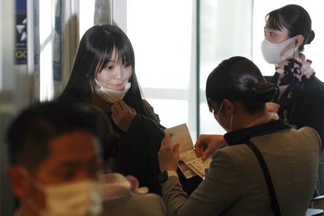 Apa yang mereka lakukan di New York? Mako disebut  jadi sejarawan seni yang pernah bertugas sebagai sukarelawan di The Metropolitan Museum of Art membantu kurator koleksi seni Asia. Foto: Kyodo News via AP
