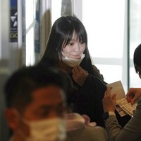 Apa yang mereka lakukan di New York? Mako disebut  jadi sejarawan seni yang pernah bertugas sebagai sukarelawan di The Metropolitan Museum of Art membantu kurator koleksi seni Asia. Foto: Kyodo News via AP