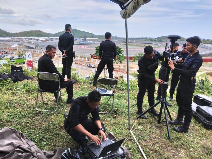 Tim patroli pengamanan dari Brimob Polda NTB menemukan drone ilegal yang terbang di sekitar Sirkuit Mandalika (dok Istimewa)