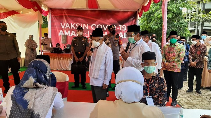 Tinjau Vaksinasi Ponpes di Aceh, Maruf Minta Santri Ajak Ortu Divaksin (Foto: Lisye/detikcom)