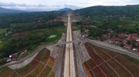 Terakhir adalah Tol Cisumdawu (Cilenyi-Sumedang-Dawuan) Seksi 1, 2, dan 3. Tol Cisundawu ini terdiri dari 6 seksi yang dibangun dengan skema Kerjasama Pemerintah dan Badan Usaha (KPBU) dan biaya konstruksi Rp5,5 triliun. Dari keenam seksi, Seksi 1 Cileunyi-Rancakalong sepanjang 11,45 km dan seksi 2 Rancakalong-Sumedang sepanjang 17,05 km dikerjakan oleh Pemerintah sebagai bagian dari viability gap fund (VGF). Dok. Bappeda Jabar  