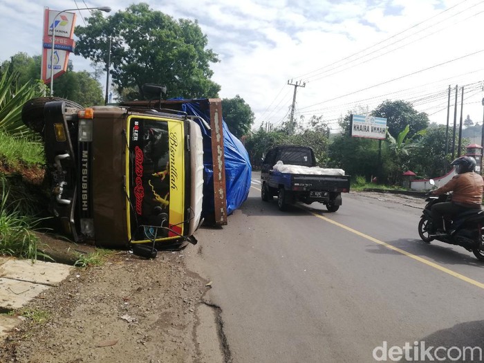 Truk ekspedisi terguling di Jalan Raya Sumedang-Bandung