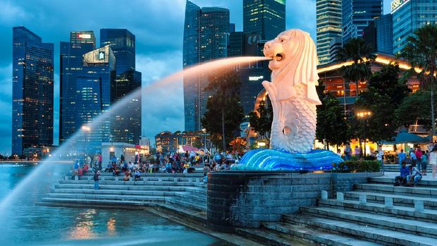  The Merlion fountain lit up at night in Singapore.