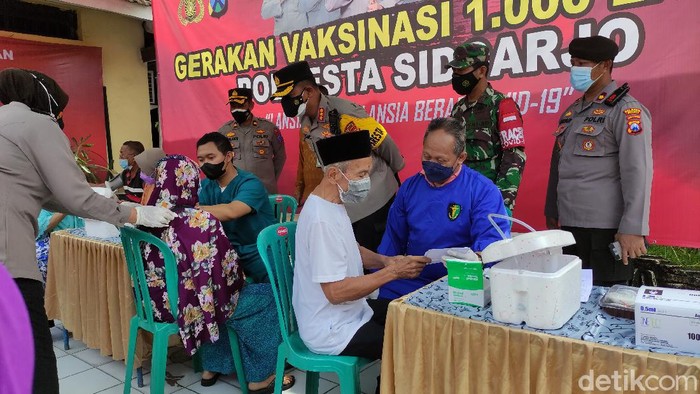 Vaksinasi COVID-19 bagi lansia di Sidoarjo belum memenuhi target. Maka dari itu, polisi terus melakukan percepatan vaksinasi.