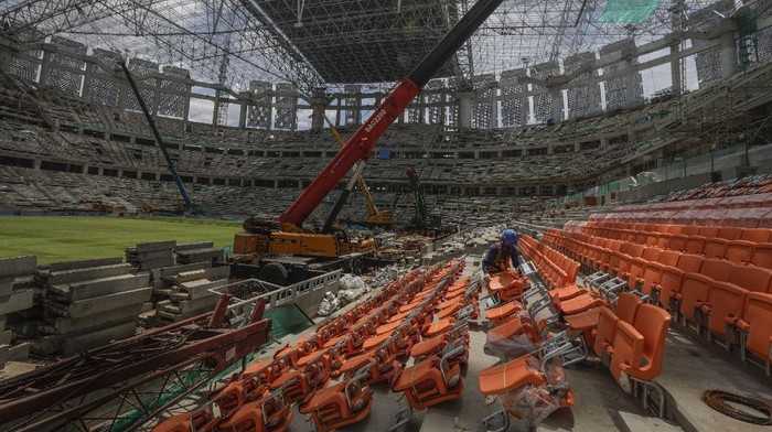 Pekerja menyelesaikan pembangunan lapangan utama Jakarta International Stadium (JIS) di Tanjung Priok, Jakarta, Selasa (16/11/2021). Pembangunan stadion berkapasitas 82.000 penonton yang ditargetkan selesai pada akhir 2021 itu  berdasarkan data per 15 November 2021 telah mencapai 83,22 persen. ANTARA FOTO/Aditya Pradana Putra/rwa.