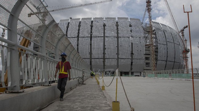 Pekerja menyelesaikan pembangunan lapangan utama Jakarta International Stadium (JIS) di Tanjung Priok, Jakarta, Selasa (16/11/2021). Pembangunan stadion berkapasitas 82.000 penonton yang ditargetkan selesai pada akhir 2021 itu  berdasarkan data per 15 November 2021 telah mencapai 83,22 persen. ANTARA FOTO/Aditya Pradana Putra/rwa.