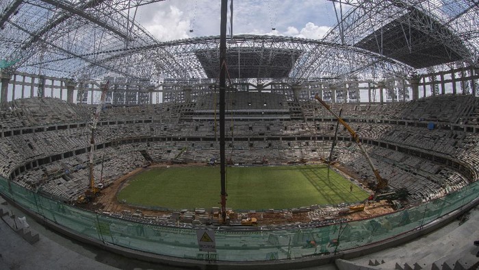 Pekerja menyelesaikan pembangunan lapangan utama Jakarta International Stadium (JIS) di Tanjung Priok, Jakarta, Selasa (16/11/2021). Pembangunan stadion berkapasitas 82.000 penonton yang ditargetkan selesai pada akhir 2021 itu  berdasarkan data per 15 November 2021 telah mencapai 83,22 persen. ANTARA FOTO/Aditya Pradana Putra/rwa.