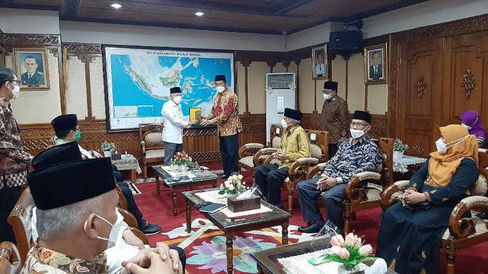 Wakil Presiden Maruf Amin terima penghargaan Bapak Pelopor Ekonomi Syariah dari Universitas Islam Negeri Ar-Raniry (UINAR), Banda Aceh.