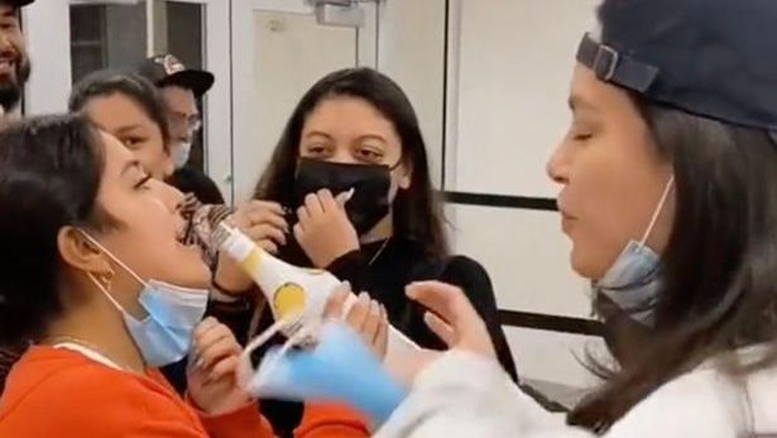 Wanita kelebihan alkohol di bandara