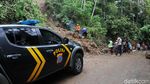 Warga Gotong-royong Bersihkan Material Longsor di Bukit Menoreh