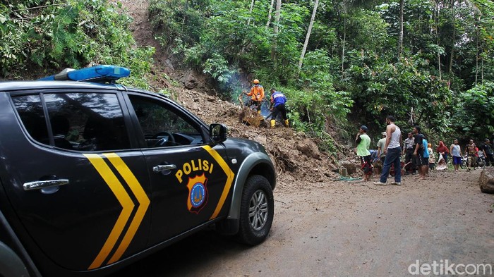 Warga Gotong-royong Bersihkan Material Longsor di Bukit Menoreh Warga bergotong-royong membersihkan material longsor yang memutus akses jalan Bukit Menoreh Kulon Progo. Hal itu dilakukan karena belum adanya bantuan alat berat.