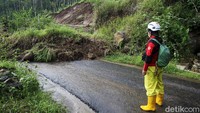 Belum adanya bantuan alat berat menyulitkan proses pembersihan material di kawasan Bukit Menoreh ini.