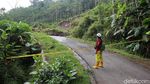 Warga Gotong-royong Bersihkan Material Longsor di Bukit Menoreh