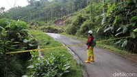 Jalan yang menghubungkan Pengasih dan Girimulyo terputus akibat tertutup material longsor. 