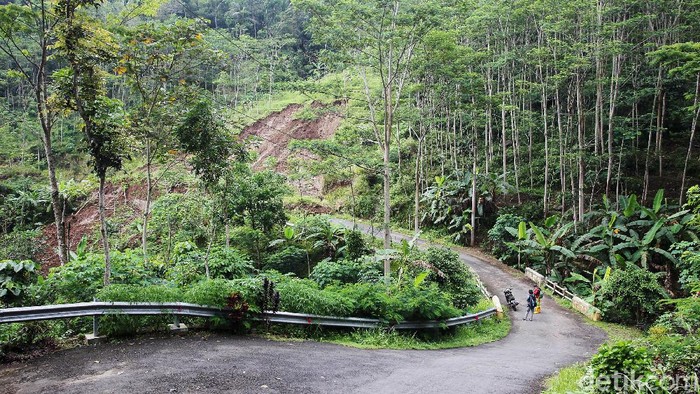 Warga Gotong-royong Bersihkan Material Longsor di Bukit Menoreh Warga bergotong-royong membersihkan material longsor yang memutus akses jalan Bukit Menoreh Kulon Progo. Hal itu dilakukan karena belum adanya bantuan alat berat.