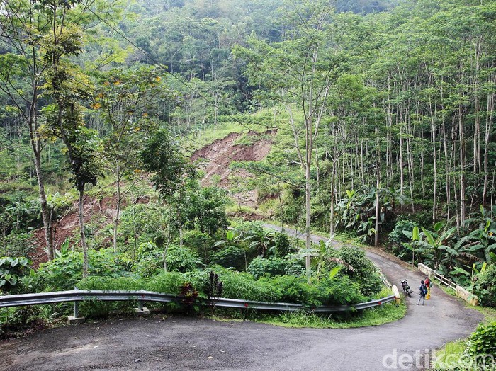 Warga bergotong-royong membersihkan material longsor yang memutus akses jalan Bukit Menoreh Kulon Progo. Hal itu dilakukan karena belum adanya bantuan alat berat.