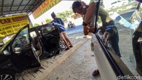 Bagian selanjutnya adalah engsel pintu. Engsel pintu mudah muncul karat bila tidak dibersihkan secara tuntas. Rawannya karat pada engsel pintu karena terdapat jalur air.