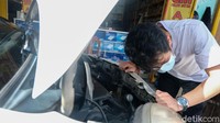 Pastikan pula AC mobil dalam kondisi baik untuk mencegah kaca mobil berkabut yang akan mengganggu visibilitas ketika hujan.