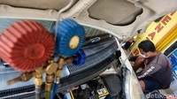 Dijelaskan Koordinator Eksekutif Technical Service Astra Daihatsu Motor, Anjar Rosadi, bahwa penting bagi pengendara mobil untuk mencuci langsung mobilnya setelah terkena air hujan maupun melewati banjir.
