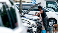 Teknisi tengah mengecek mobil di kawasan Tangerang Selatan, Banten, Selasa (16/11/2021).