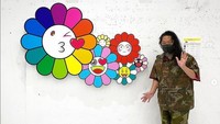 Seniman asal Jepang Takashi Murakami yang karya-karyanya fokus pada penggambaran budaya Jepang lewat tradisi kuno, dengan laba bersih senilai Rp 1,4 triliun. Foto: Courtesy of Instagram/ Istimewa