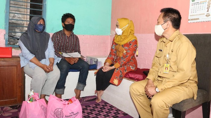 Pemkab Sidoarjo bergerak cepat membantu Aditya Candra Glori Semesta. Aditya merupakan pelajar SMK yang mengumpulkan barang bekas saat pergi maupun pulang sekolah.