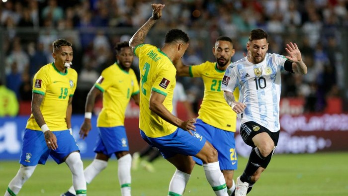 SAN JUAN, ARGENTINA - NOVEMBER 16: Lionel Messi of Argentina competes for the ball with Danilo da Silva of Brazil during a match between Argentina and Brazil as part of FIFA World Cup Qatar 2022 Qualifiers at San Juan del Bicentenario Stadium on November 16, 2021 in San Juan, Argentina. (Photo by Daniel Jayo/Getty Images)