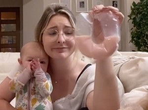 ASI Miliknya Berwarna Pink Seperti Susu Strawberry, Ibu Ini Jadi Viral di TikTok