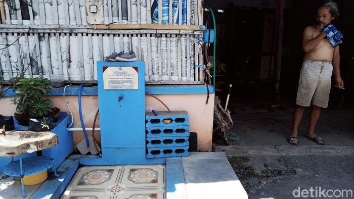 Warga di Klaten mendapatkan tempat cuci tangan gratis yang diberikan oleh yayasan dari Abu Dhabi Uni Emirat Arab. Selain itu, warga juga diberikan pompa air.