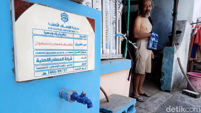 Warga di Klaten mendapatkan tempat cuci tangan gratis yang diberikan oleh yayasan dari Abu Dhabi Uni Emirat Arab. Selain itu, warga juga diberikan pompa air.