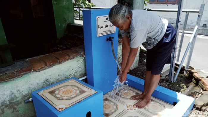 Warga di Klaten mendapatkan tempat cuci tangan gratis yang diberikan oleh yayasan dari Abu Dhabi Uni Emirat Arab. Selain itu, warga juga diberikan pompa air.