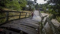 Jembatan penghubung antardesa itu rusak sejak Januari 2021 dan semakin rusak setelah diterjang arus luapan sungai yang mengakibatkan banjir di Kabupaten Hulu Sungai Tengah.