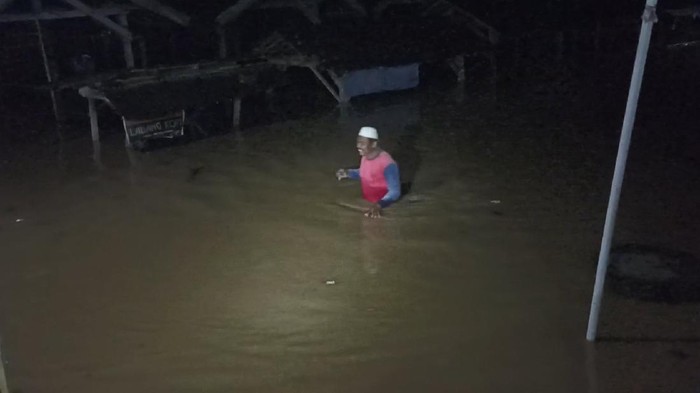 Hujan deras yang terjadi sekitar tiga jam mengakibatkan banjir di lima kecamatan di Trenggalek. Sejumlah rumah warga dan pasar tradisional terendam.