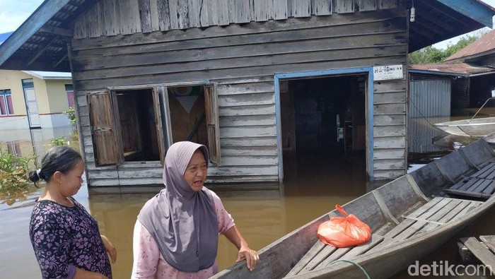 Banjir Kalimantan hari ini masih melanda sejumlah wilayah. Beragam bantuan turut dikirimkan guna menyelamatkan penduduk setempat