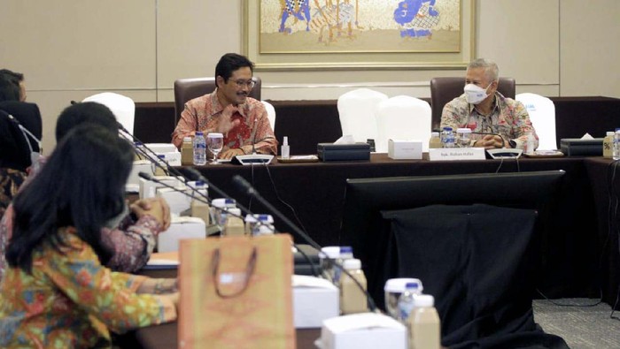 Bank Mandiri memberikan kredit kepada Indonesia Infrastructure Finance (IIF) senilai Rp 2 triliun. Fasilitas kredit ini untuk mendukung pembangunan infrastruktur.