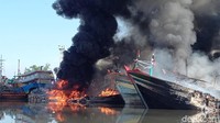 Kapal yang terbakar ini merupakan kapal yang tengah menunggu perbaikan serta antre pengisian bahan bakar minyak (BBM). Imam Suripto/detikcom