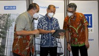 Perusahaan juga akan melakukan transformasi digital untuk seluruh transaksi dengan penerapan teknologi berbasis data. Sekadar catatan, hingga kuartal III 2021 BFI Finance kembali berhasil mencatatkan peningkatan nilai pembiayaan baru sebesar Rp9,4 triliun atau naik 72,7% year-on-year (yoy) dan 4,2% jika dibandingkan secara quarter-to-quarter (qoq). 
