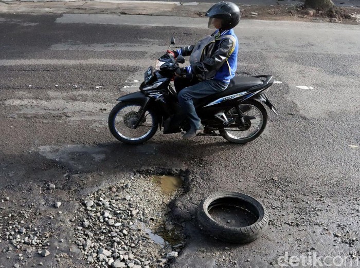 Jalan Gatot Subroto (Gatsu) Kota Bandung berlubang. Kondisi jalan yang rusak itu membuat para pengendara was-was sehingga harus hati-hati saat berkendara.