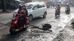 Bikin Was-was, Jalan Gatot Subroto di Bandung Rusak hingga Berlubang