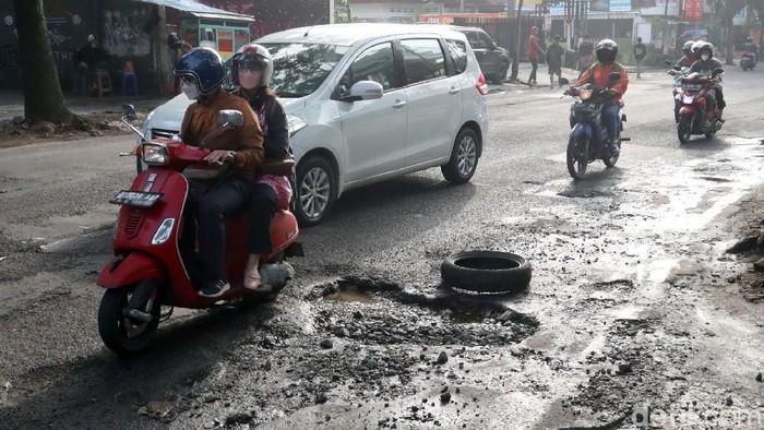 Jalan Gatot Subroto (Gatsu) Kota Bandung berlubang. Kondisi jalan yang rusak itu membuat para pengendara was-was sehingga harus hati-hati saat berkendara.