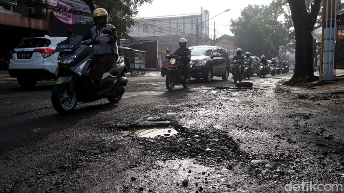 Jalan Gatot Subroto (Gatsu) Kota Bandung berlubang. Kondisi jalan yang rusak itu membuat para pengendara was-was sehingga harus hati-hati saat berkendara.