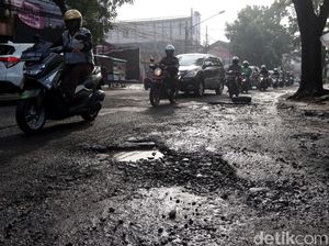 Mang Oded, Jalan Gatot Subroto Rusak Bikin Celaka Pengendara